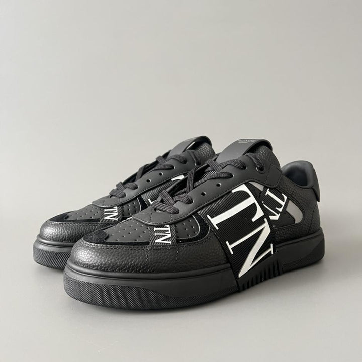 Valentino Garavani Full Black