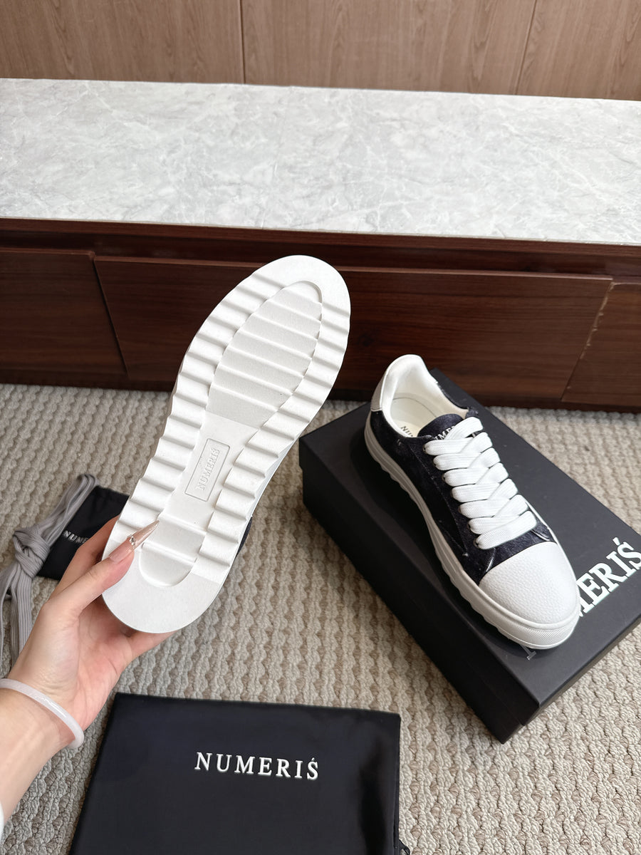 Numeris White and Black