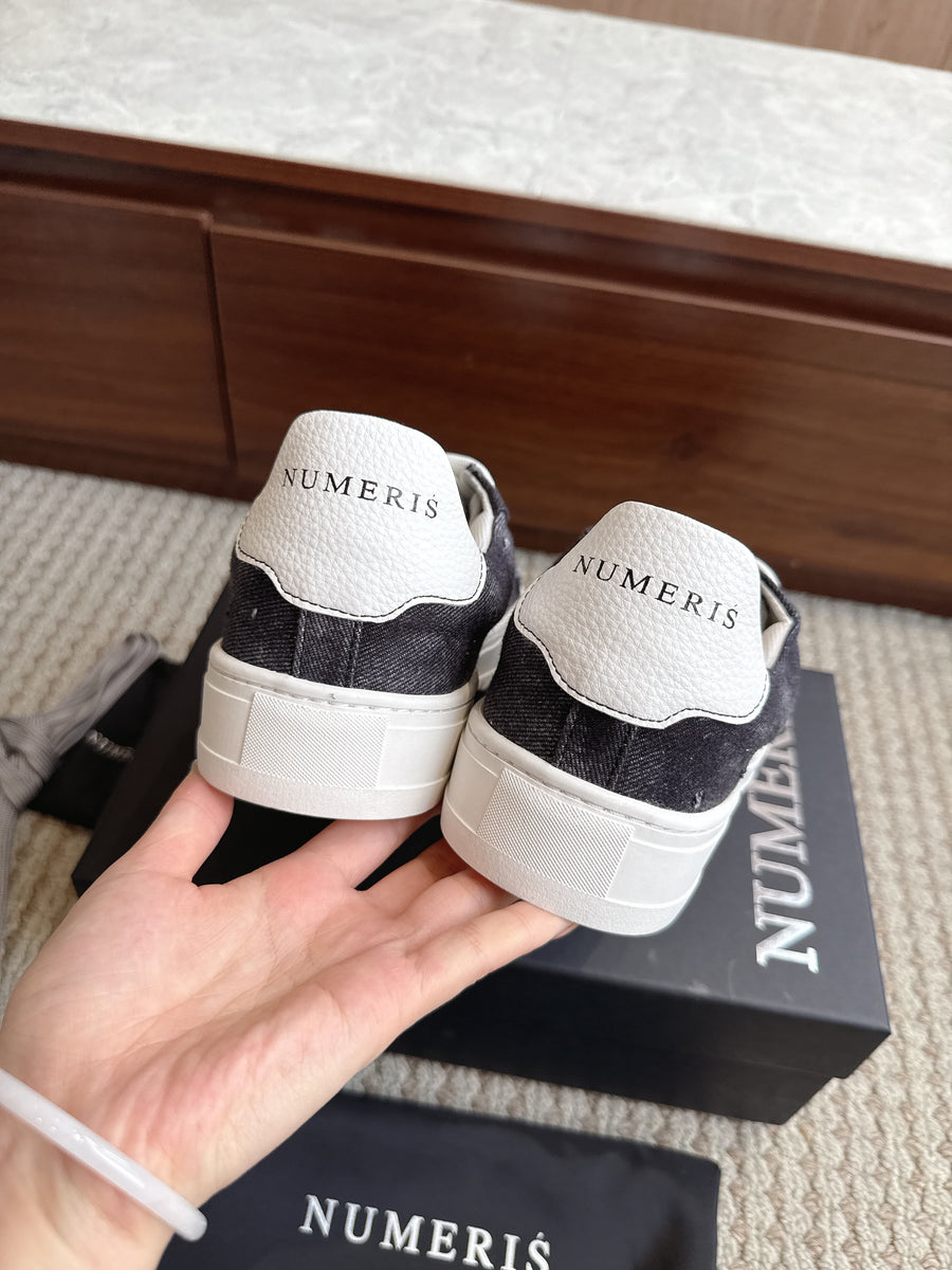 Numeris White and Black