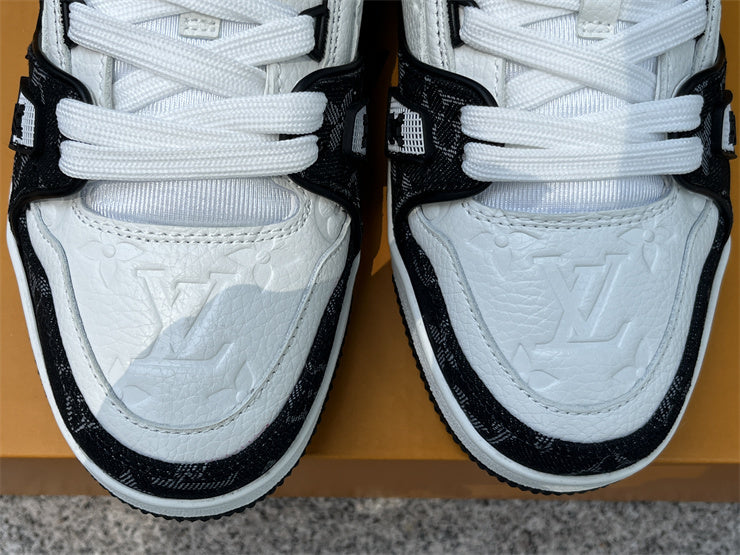 Trainer Black and White