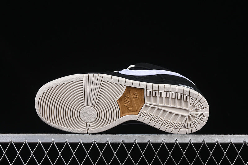 Dunk SB Brown Black And White