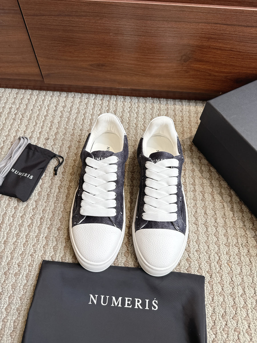 Numeris White and Black