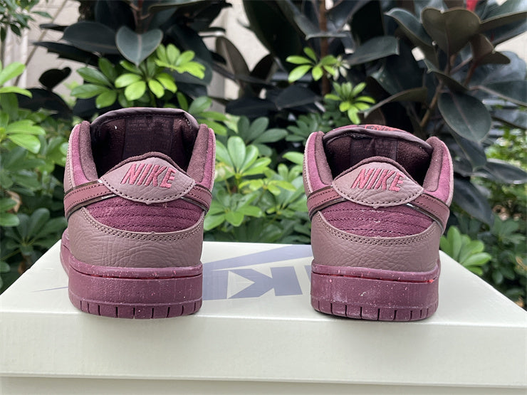Dunk SB City of Love in the Burgundy Crush