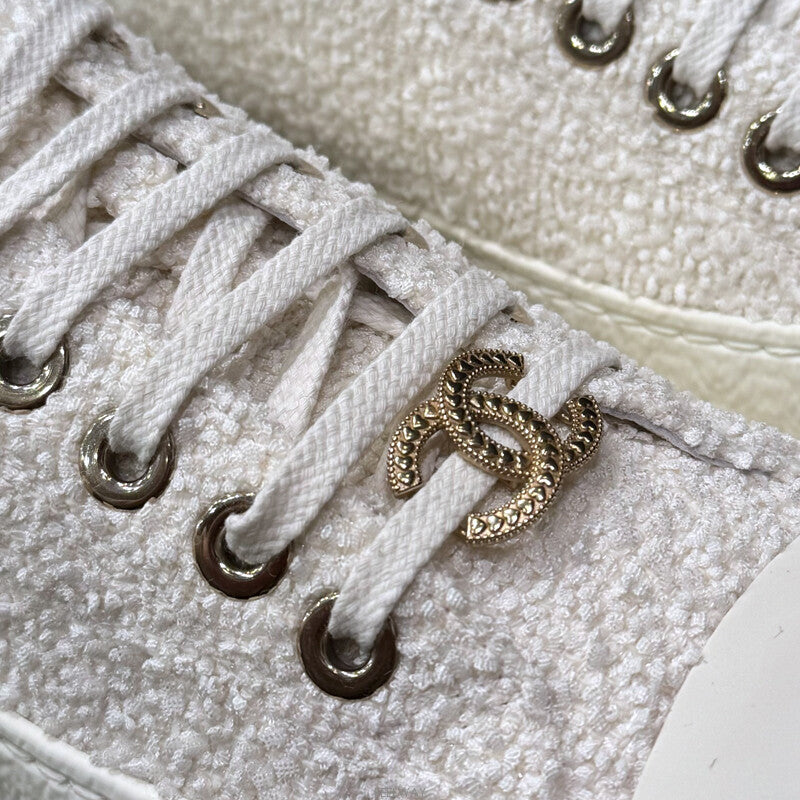 Tweed CC White