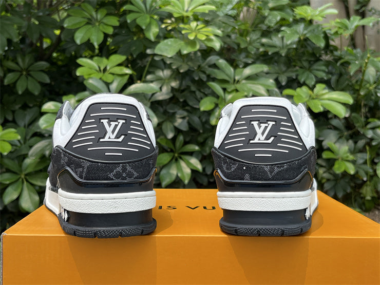 Trainer Black and White