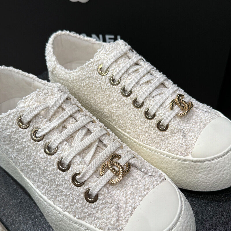 Tweed CC White