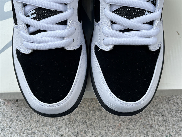 Dunk SB TIGHTBOOTH