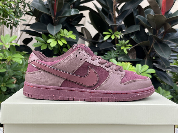 Dunk SB City of Love in the Burgundy Crush