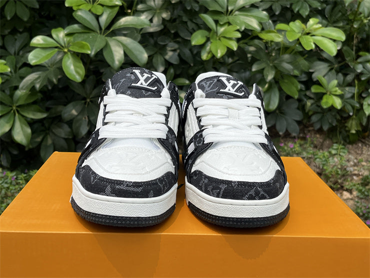 Trainer Black and White