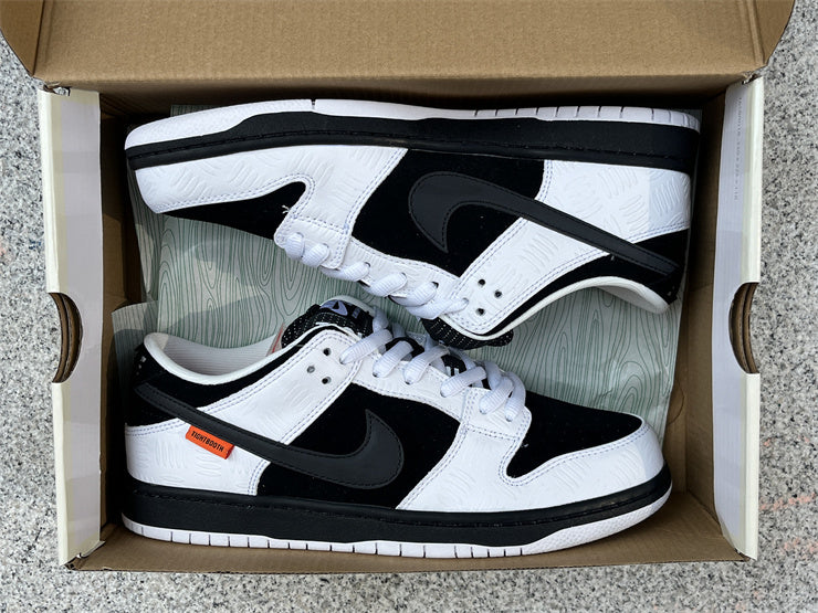 Dunk SB TIGHTBOOTH